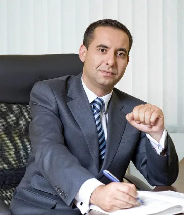 Янев залага на потомствен политик