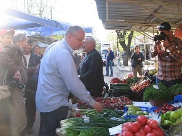 Станишев препита на крак монтанци как живеят днес