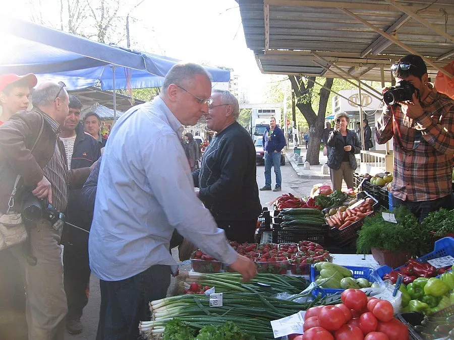 Станишев препита на крак монтанци как живеят днес
