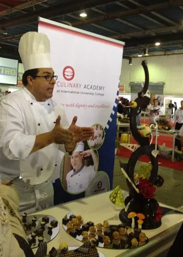 Шеф и студент рамо до рамо в кулинарна надпревара