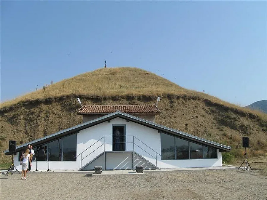 Пускат туристическо влакче в Долината на царете