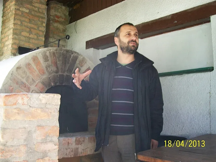 Месят хляб с квас за Великден