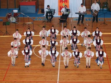 Деца си заработват пари за участие във фестивал