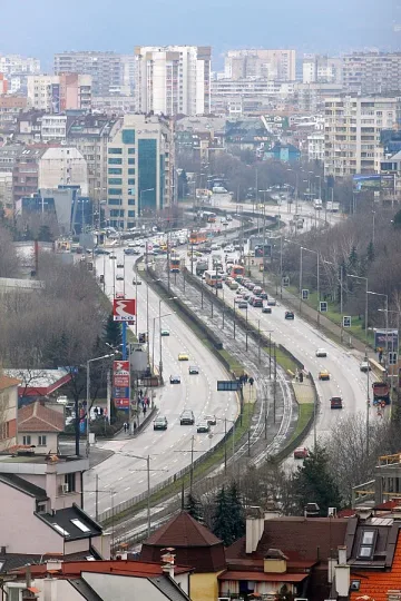 Имотите и банките отново водят по чужди инвестиции