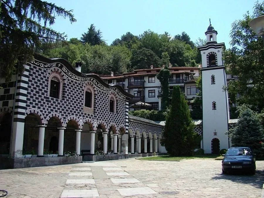 Свещеници трескаво чистят църкви за Великден