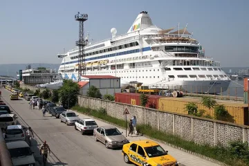 Разширяват порт Варна с военен терен