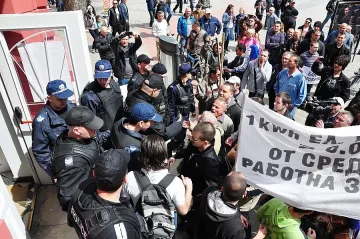 Бетоновоз застана начело на протеста във Варна