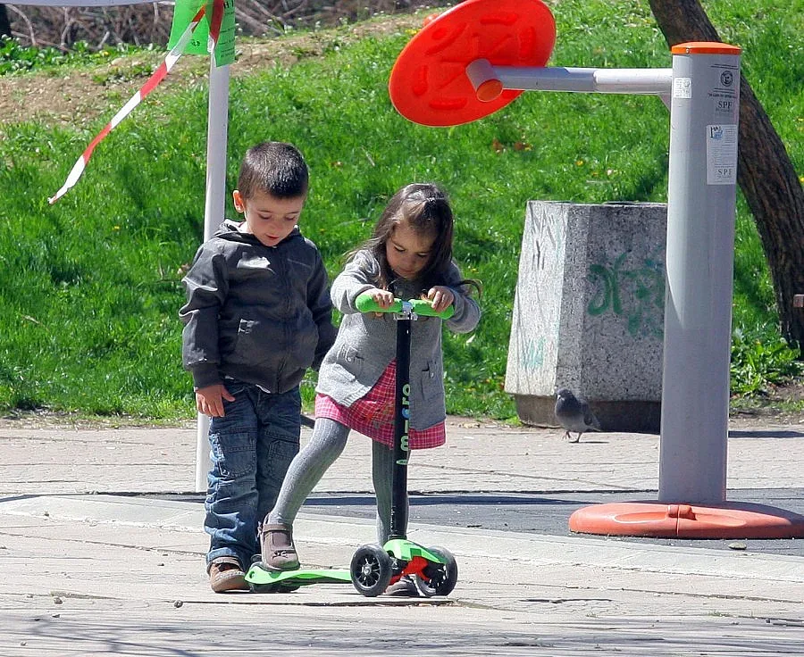 Зарадваха малчугани с нови детски площадки