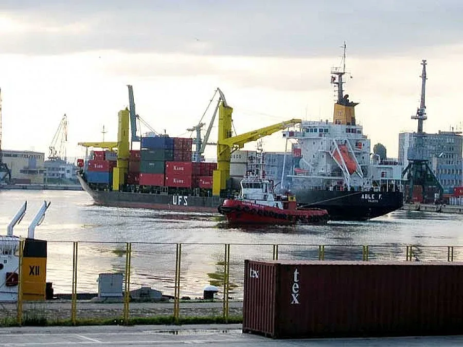 Пристанище Варна е затворено, гарата - отцепена