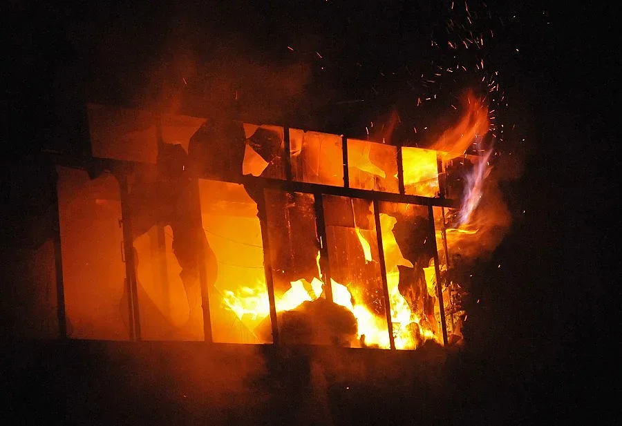 Огнена вендета погълна сервиз, бакалия и кръчма