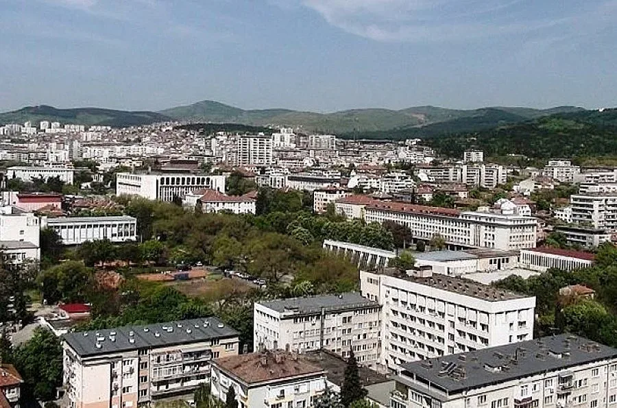 Гласят английски колеж в Града на липите