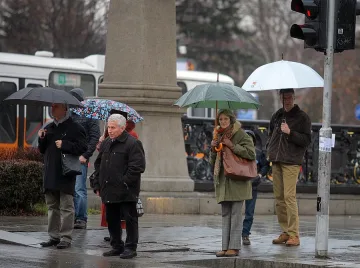 Облачно и дъждовно, температурите падат