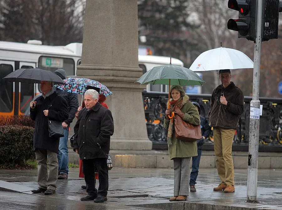 Облачно и дъждовно, температурите падат