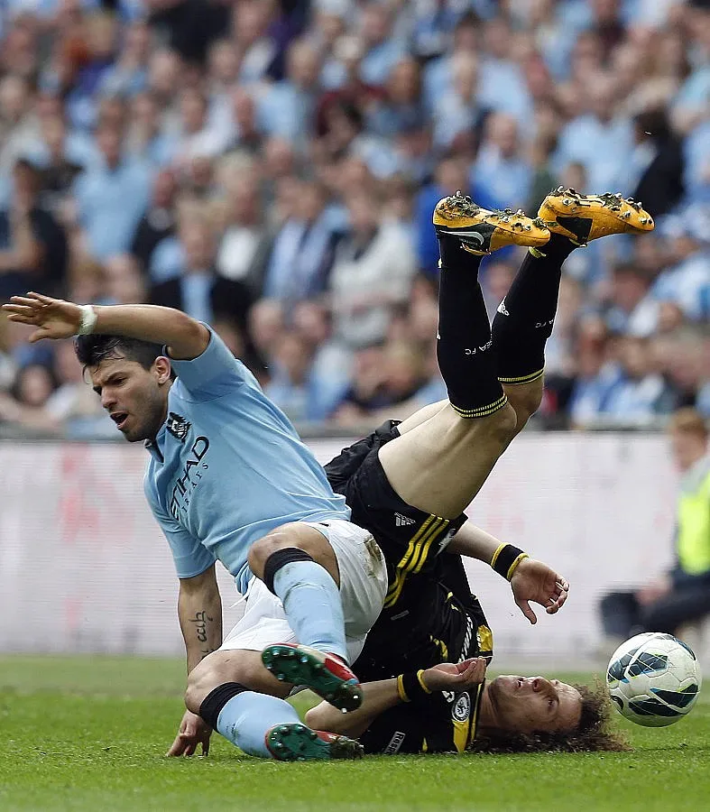 ВИДЕО: Агуеро чака наказание за безобразен фаул 