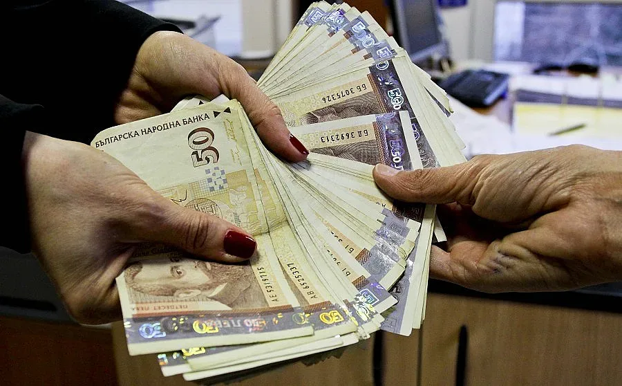 Мениджър взима 400 бона заплата