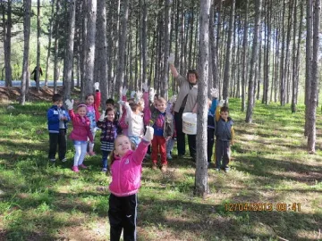 Децата се вклочиха първи в голямото пролетно чистене в Кърджалийско 