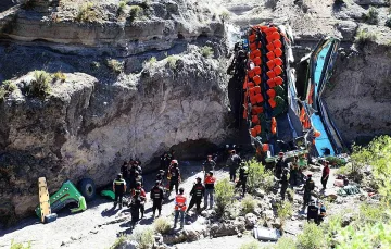 Броят на жертвите от пропадналия автобус в Перу достигна 34