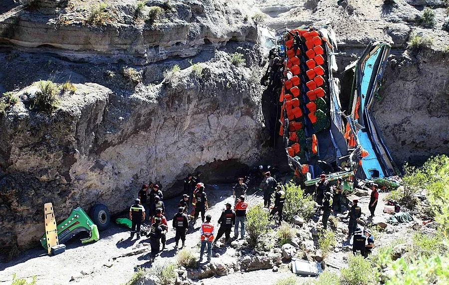 Броят на жертвите от пропадналия автобус в Перу достигна 34