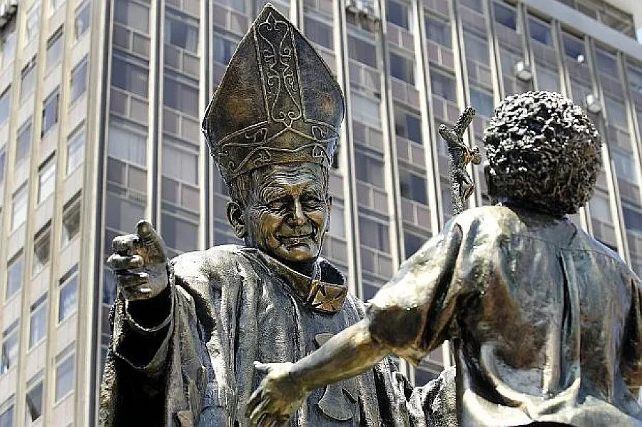 Полша издигна статуя на папата