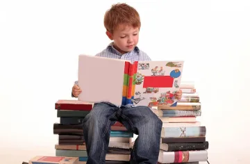 Първолаци чакат на опашка за библиотека