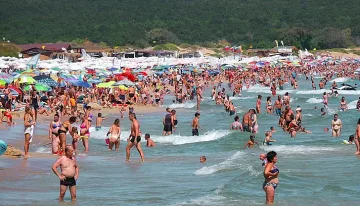 Едно градче по морето се пука по шевовете. Рекордни туристи