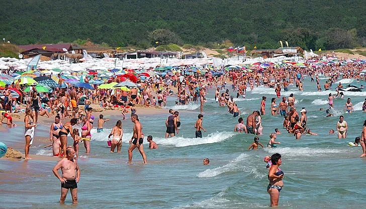 Едно градче по морето се пука по шевовете. Рекордни туристи