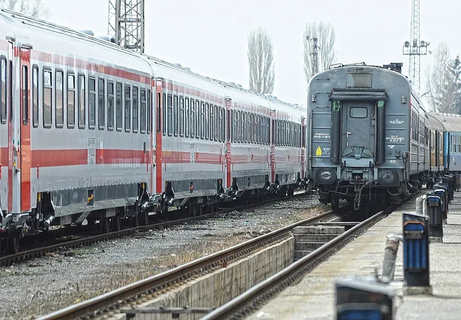 Мъж се метна под влака на гарата край Сливен