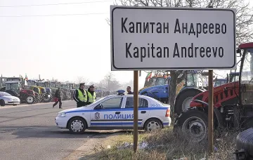 Задържан наби двама полицаи