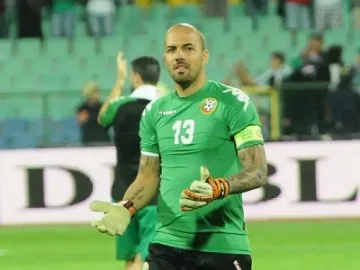 Ники Михайлов пази за "Твенте" и със счупения пръст