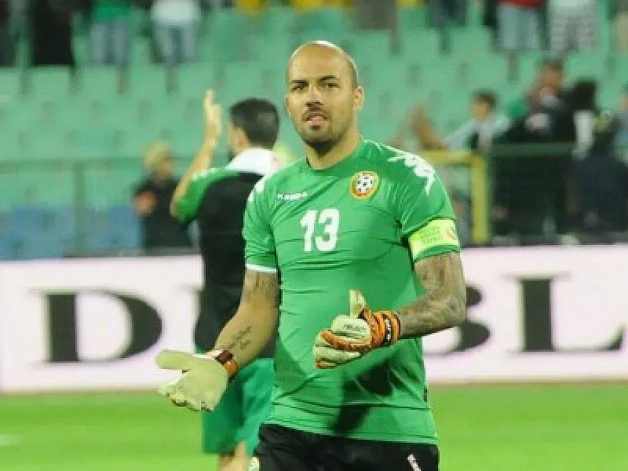 Ники Михайлов пази за "Твенте" и със счупения пръст