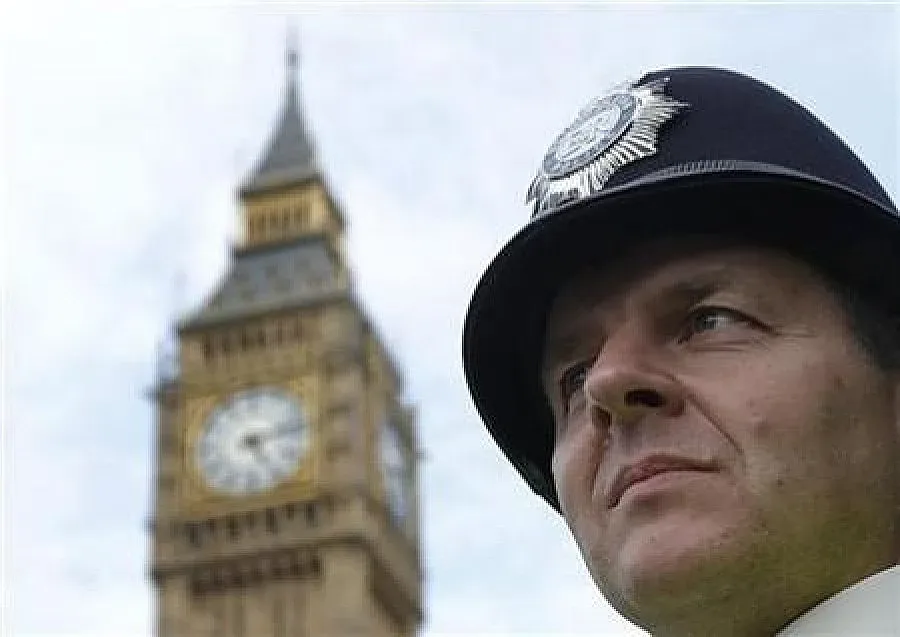 Полицай подава оставка заради Тачър