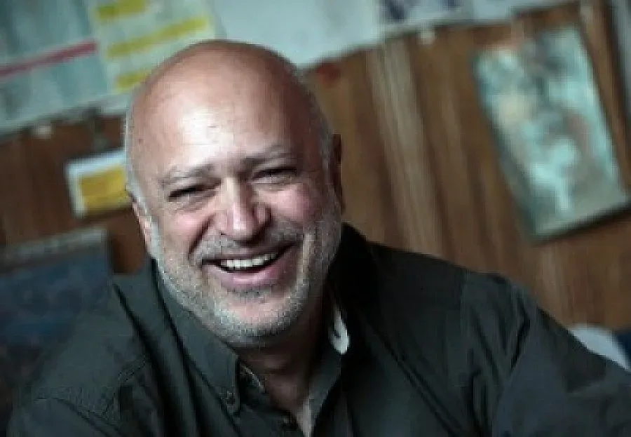 Скулптор вае редиците на Кунева