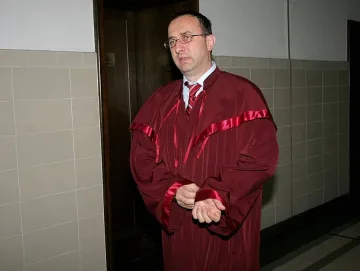 Обвинителят в бяло