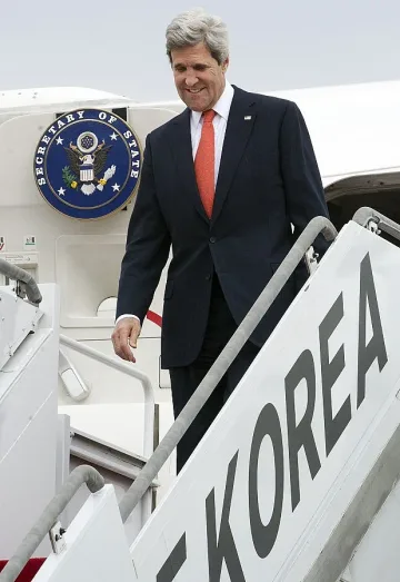 Кери в кризисни разговори в Сеул 