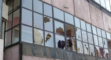 Полицаи изведоха жена, която плаши със самозапалване