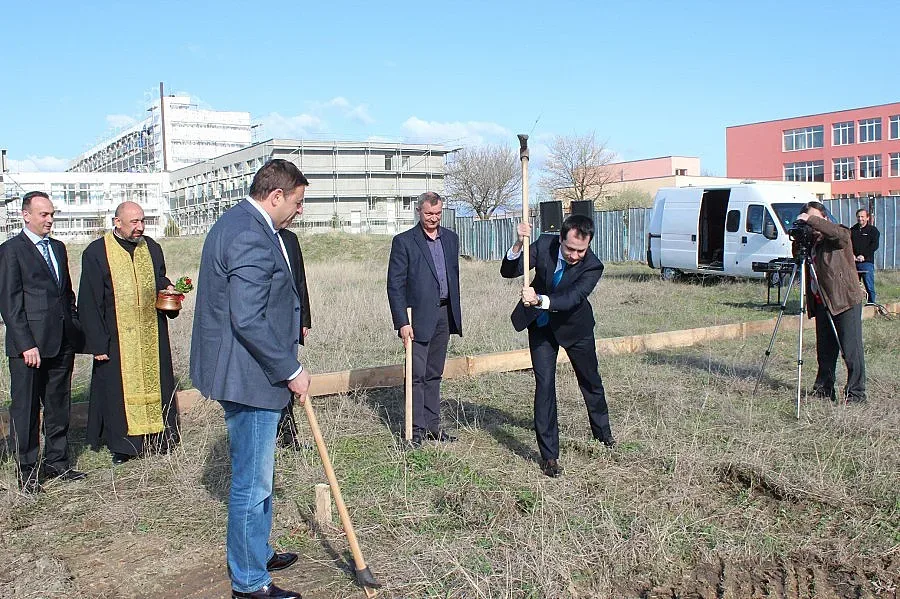 Удариха първа копка на Центрове за деца