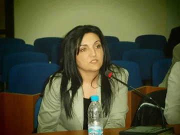 Съпартийци плашат човек на Кунева