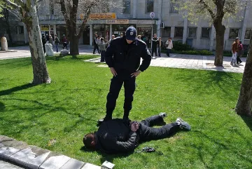 Учител арестуван за телефонна измама