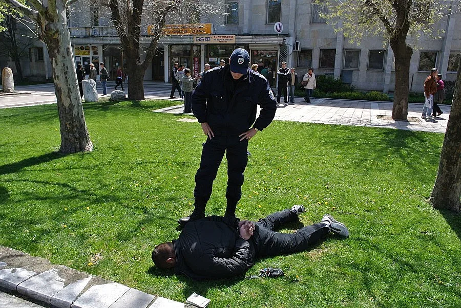 Учител арестуван за телефонна измама