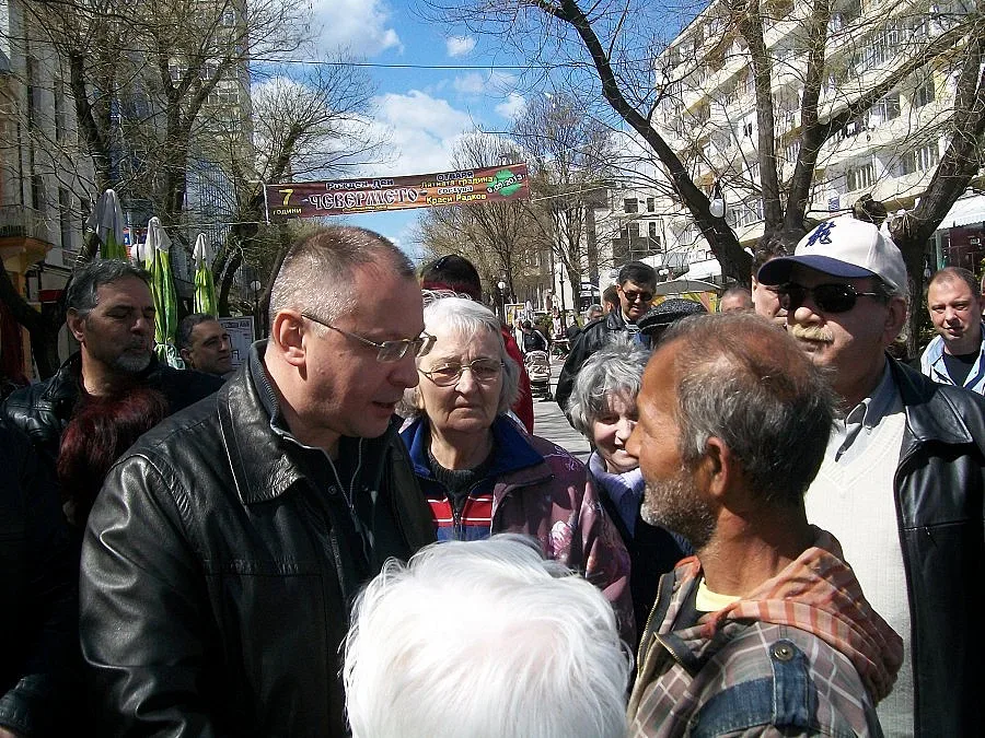 Станишев носи още мартеница за кадем