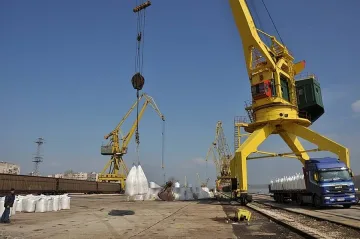 Високият Дунав оживи порт Лом