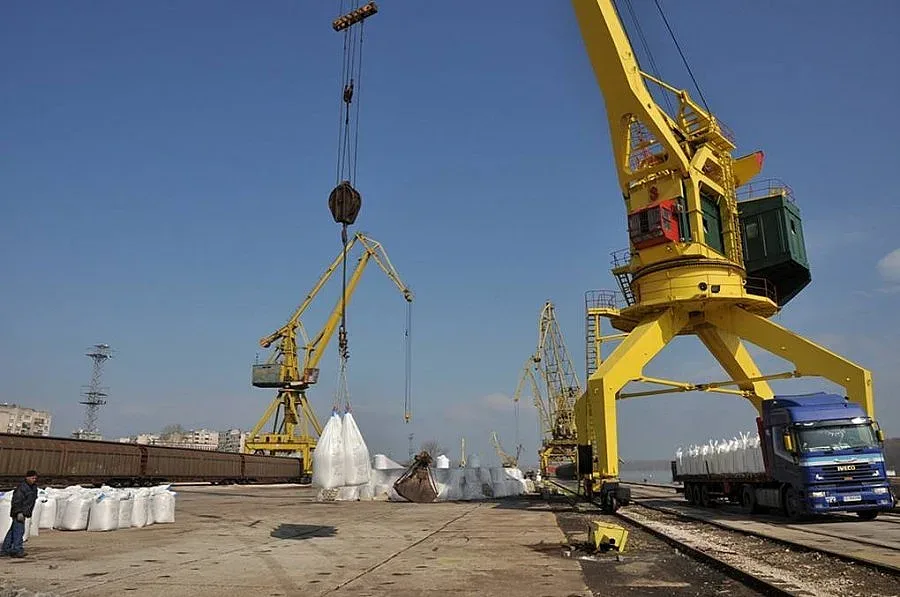 Високият Дунав оживи порт Лом