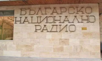 Редят 77 фотографии в радио