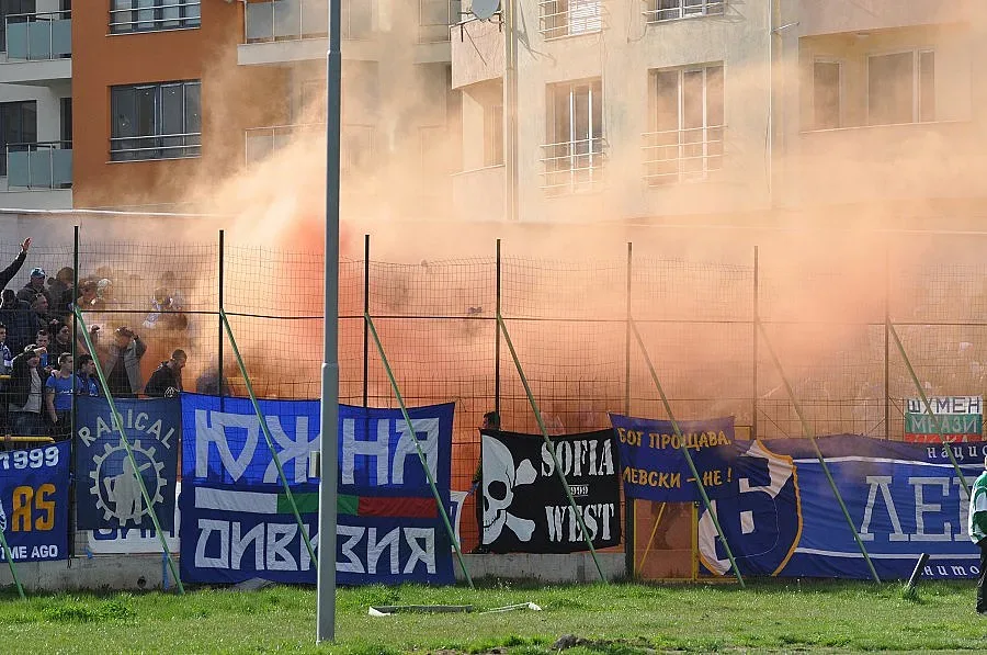 Съдят 14 фенове на "Левски" в Разлог