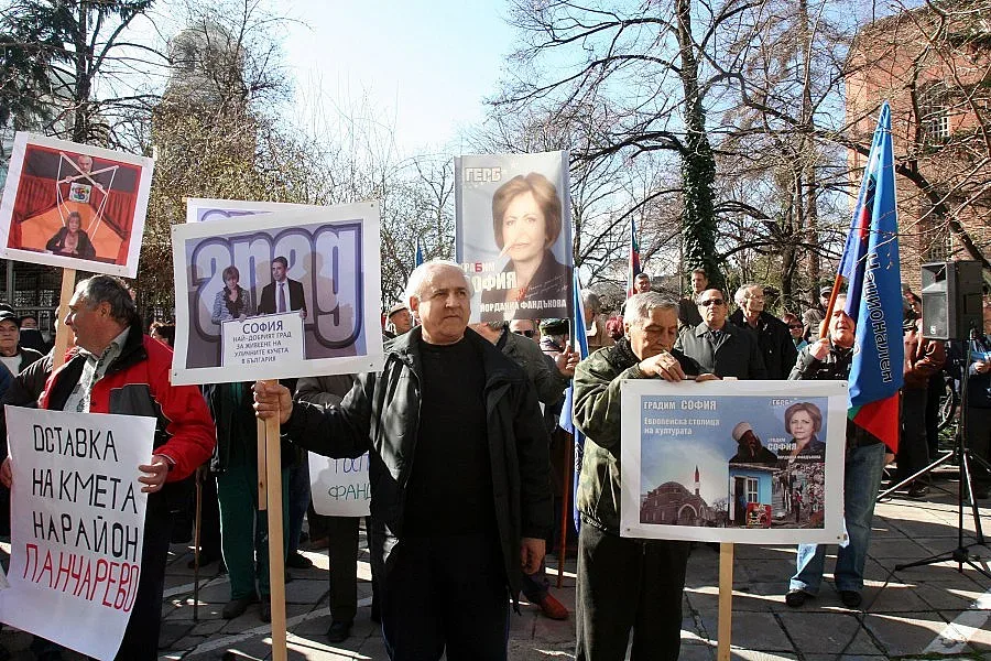 Протест пред общината срещу кучетата и Топлофикация