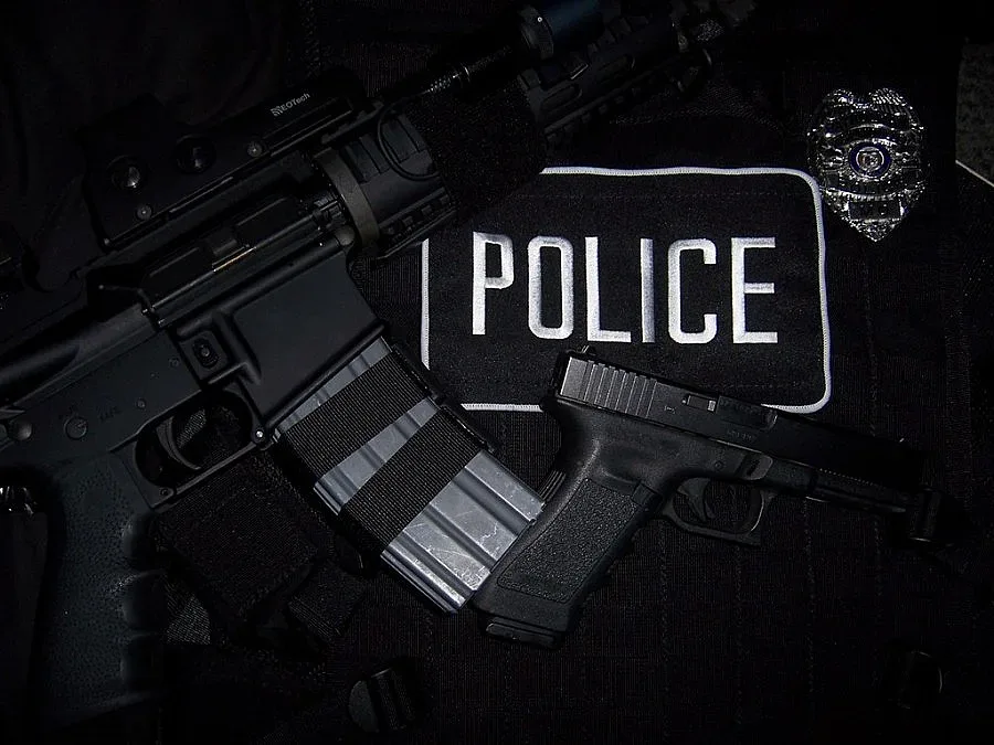 Американец взе за заложници петима пожарникари