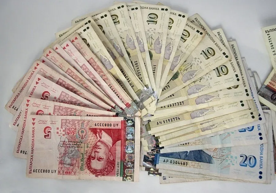 Милионери разпродават имотите и акциите си