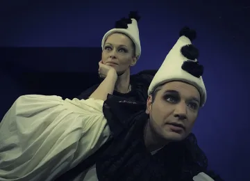 "Джуджето Дългоноско" акостира на "Славейков"