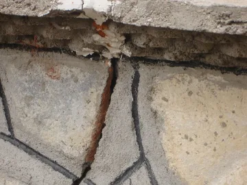 Свлачище може да срути къщи в сатовчанско село 