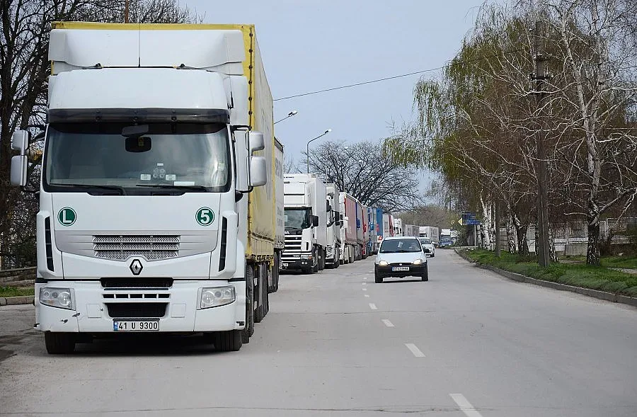 Сандвичи и WC за чакащи тираджии